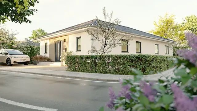 Straßenansicht des Aktionshauses Era 131. Der Bungalow moderner Architektur und klarer Linienführung Moderner Bungalow Era 131 mit Walmdach und heller Putzfassade in gepflegter Wohnlage mit Vorgarten und Autoauffahrt