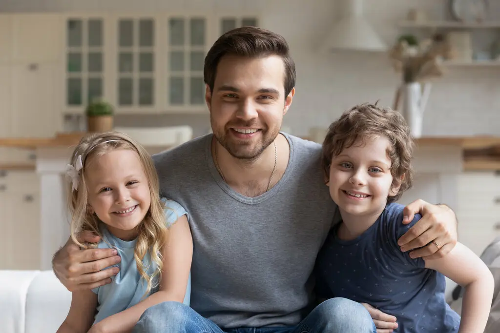 Haus-Familie-Wohnen-Serie-3-19 Vater mit Sohn und Tochter