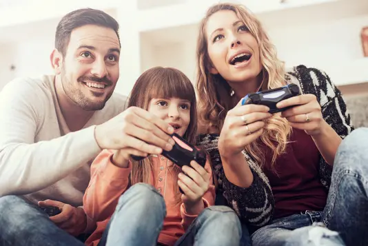 Haus-Paar-Wohnen-Serie-17-3 Familie beim zocken