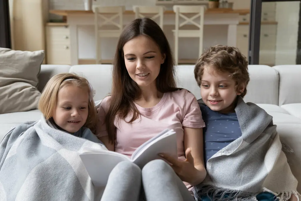 Haus-Familie-Wohnen-Serie-3-4 Mutter ließt mit Sohn und Tochter
