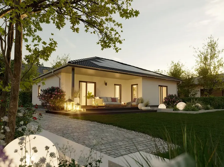 Winkelbungalow 108 bei Abendstimmung – Terrasse mit stimmungsvoller Beleuchtung Winkelbungalow 108 am Abend mit beleuchteter Terrasse, gemütlicher Sitzecke und stimmungsvollem Licht im gepflegten Garten.